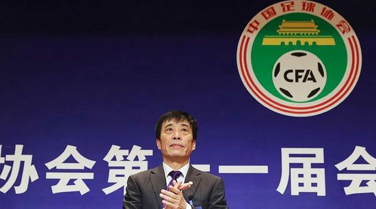 斯基拉写道：“交易已经敲定，姆希塔良将与国际米兰续约至2025年，年薪400万欧元，他拒绝了一份沙特的丰厚报价，选择留在蓝黑军团。